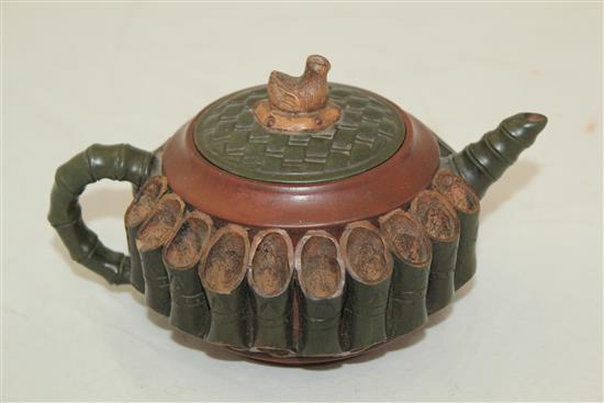 A Chinese Yixing pottery teapot and cover, 16.5cm